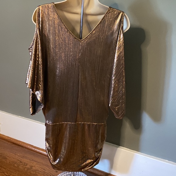NWOT Venus SM Bronze Metallic Cold Shoulder Banded Bottom Short Sleeve Tunic - Picture 2 of 9